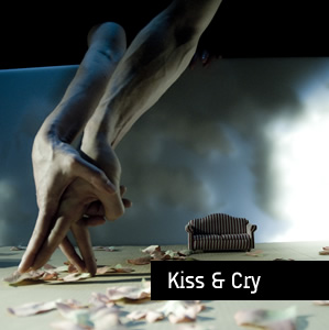 Charleroi Danses estrena en España en los Teatros del Canal su exitoso espectáculo Kiss and Cry. Una nanodanza para manos que coreografía una historia de amor en la que se bailan grandes éxitos clásicos del siglo XX y algún que otro tema pop.