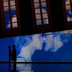 "Death in Venice" de Benajmin Britten se representa en el Teatro Real de Madrid con una acertada dirección musical de Alejo Pérez (sobre todo en el segundo acto) y la bonita, que no bella, dirección de escena de Willy Decker donde la belleza del cuerpo y el deseo apenas están presentes a pesar de ser el trasunto de la obra.