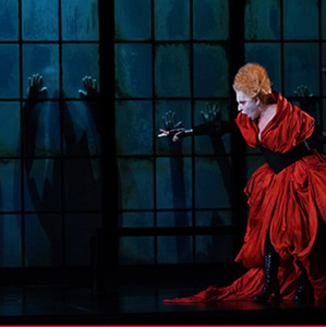 Inicia el Teatro Real la temporada con Roberto Devereux. Un inicio que se ha convertido en todo un fenómeno social. No por la música. No porque Donizetti, el proscrito de Mortier, vuelva al teatro. Lo que ha llamado la atención en este poblachón manchego que es Madrid y que irradia su forma de ser y estar en el mundo a toda España, no mucho más allá, es la escenificación de ahora quién se acuesta con quién, de quién es pareja de quién, quién tiene más clase, estilo y donaire que quién. Dicen que eso eran los teatros de ópera antes. Visto lo visto, también lo son ahora. No parece haber cambiado. [...]